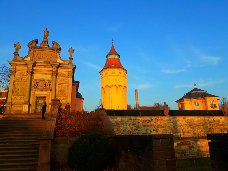 20181215_153832.jpg - Wir laufen weiter durch die Stadt und kommen an der Einsiedelner Kapelle, dem Wasserturm und der Pagodenburg (v.l.n.r.) vorbei.