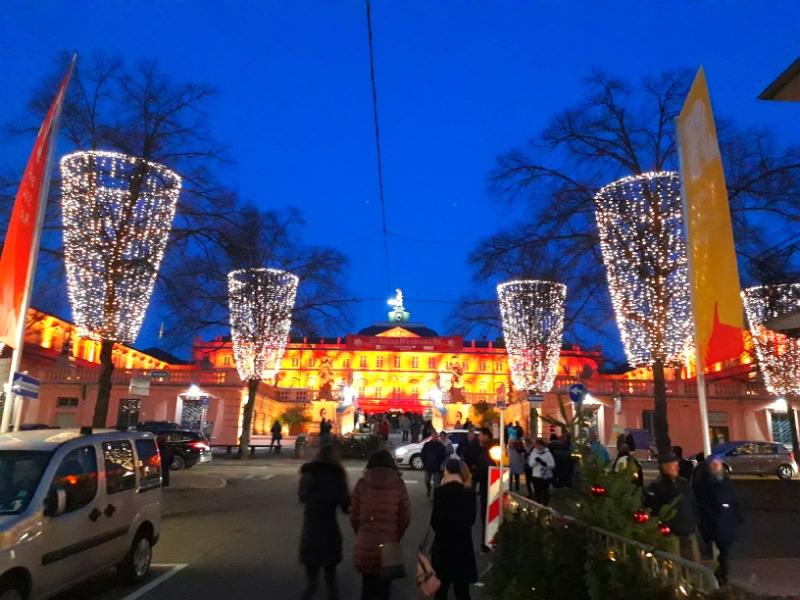 20181215_170521.jpg - Nun laufen wir zum Schloß wo ein weiterer Weihnachtsmarkt ist.