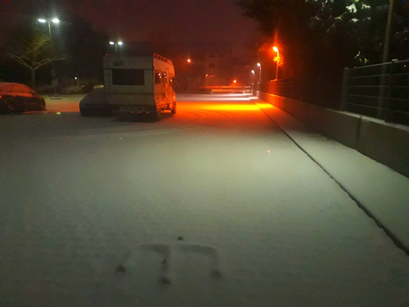 20181216_073155.jpg - Sehr früh am nächsten Morgen werfen wir einen Blick aus dem Fenster.Schnee!!!Das sind etwa 5-6cm...