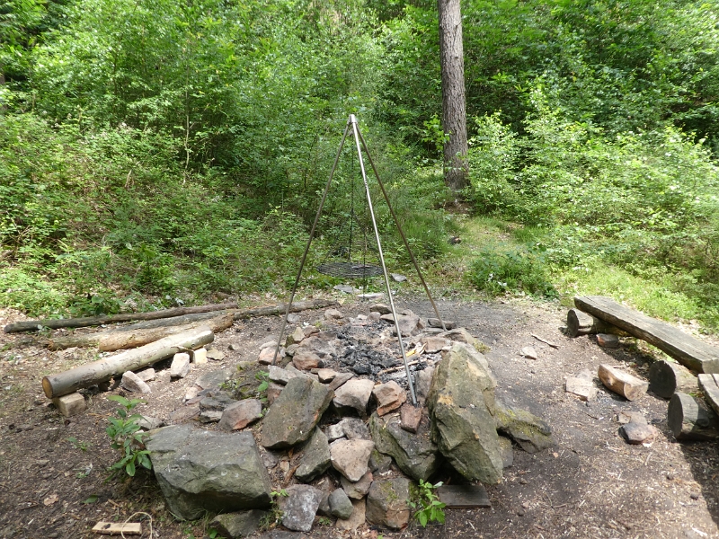 P1000091.JPG - In einem kleinen Steinbruch haben wir diese schöne Grillstelle entdeckt!