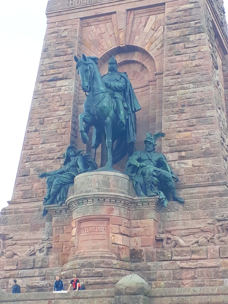 20180818_113811.jpg - Über dem Barbarossa-Denkmal befindet sich das Reiterstandbild von Kaiser Wilhelms I.