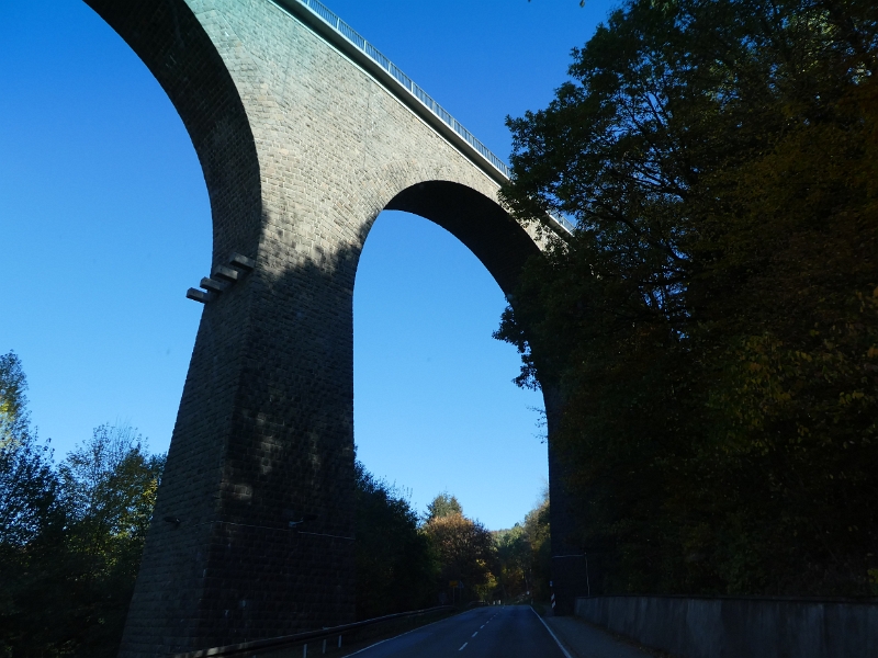 P1030496.JPG - ...unter der Talbrücke hindurch, die als einer der größten Steinbrücken Deutschlands zählt, hindurch. Heute führt der "Fritz-Wunderlich-Radweg" über dieses echt schöne Viadukt.
