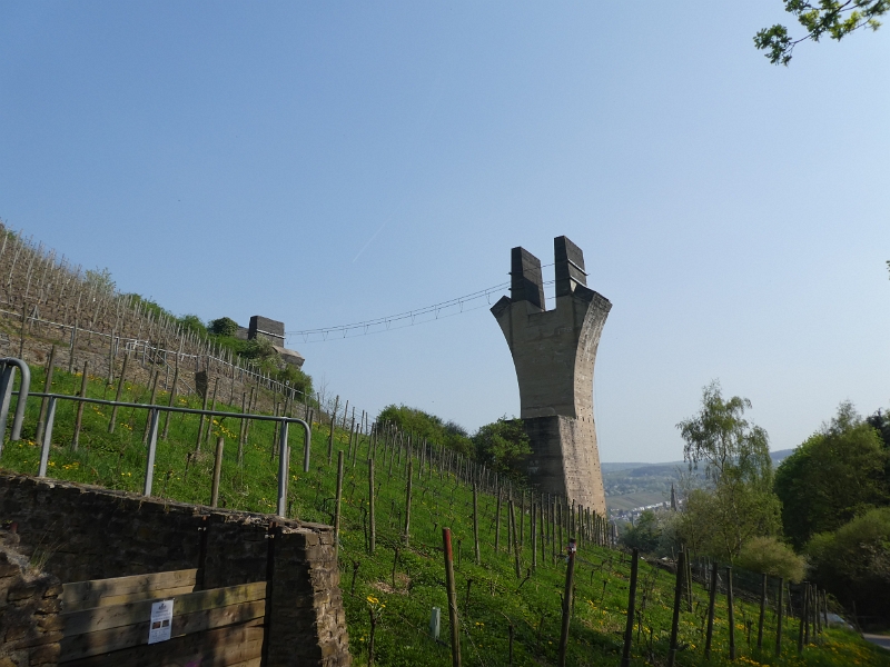 P1090666.JPG - So laufen wir unter dem niemals fertiggestellten Viadukt (Heute ein Teil eines Kletterwaldes) hindurch...