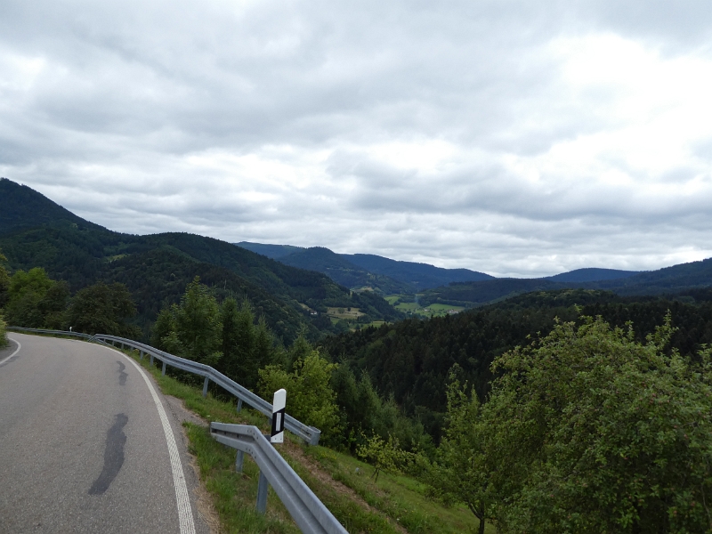 P1000235.JPG - Einfach "nur" heimfahren wollen wir allerdings nicht. Wir entscheiden uns für den Weg über die Schwarzwaldhochstraße.