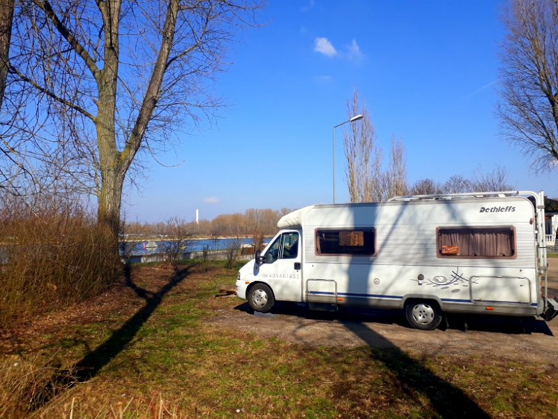 20180324_111402.jpg - Der Stellplatz ist kostenlos, es gibt aber auch kein Strom, keine Ver-/Entsorgung etc.Die angrenzende Brücke ist stark befahren und dementsprechend ist es hier zumindest tagsüber relativ laut. Wir wollten sowieso nur über Nacht hier bleiben...