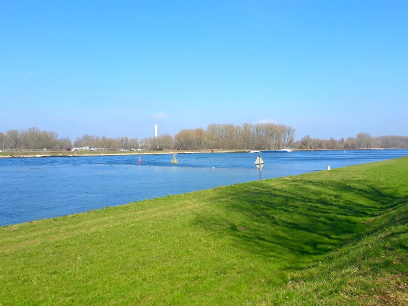 20180324_111442.jpg - ...obwohl der Blick auf den Rhein schon schön ist!