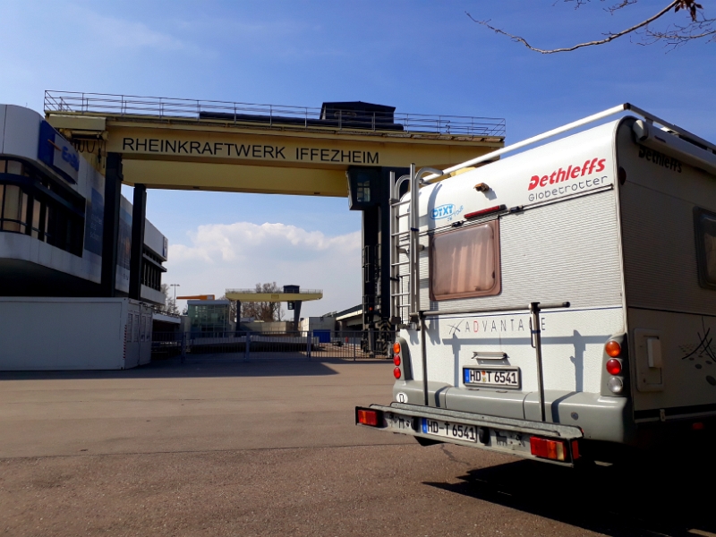 20180325_145731.jpg - Wieder am Dixi zurück.Wir stehen übrigens auf dem Parkplatz vom Rheinkraftwerk Iffezheim. Ich denke, hier kann man auch über Nacht mit dem Womo stehen?!?