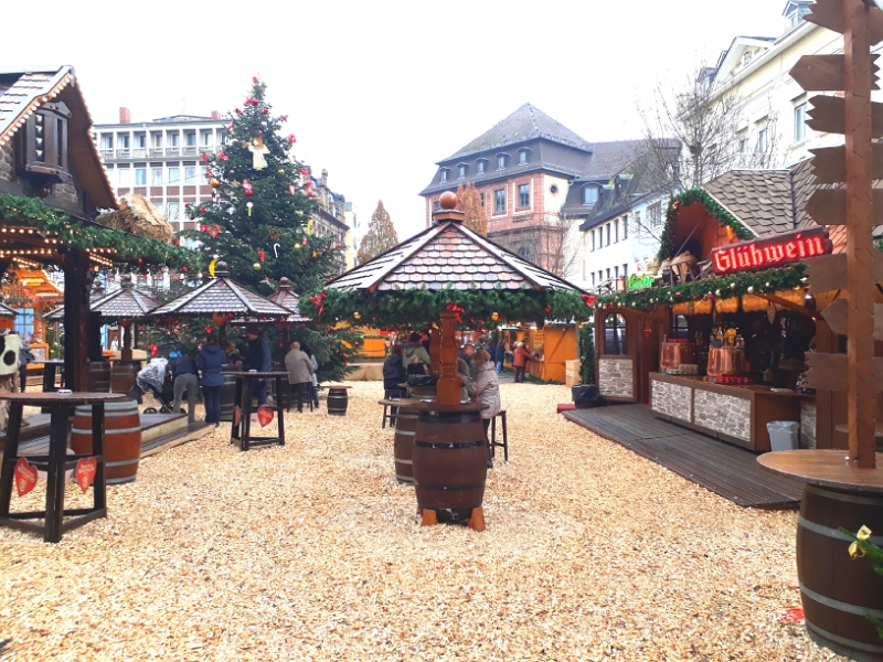 20181124_135819.jpg - Hier am Obermarkt haben wir einen besonders schönen Teil vom Weihnachtsmarkt entdeckt. Der komplette Boden ist mit Holzspänen übersät.