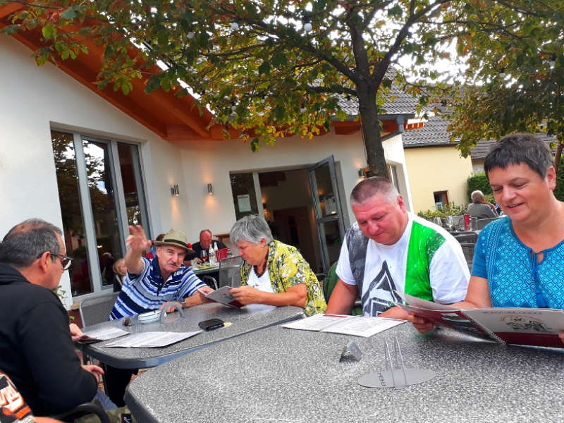 20180825_185327.jpg - Später besuchen wir die Gaststätte vom Weingut.