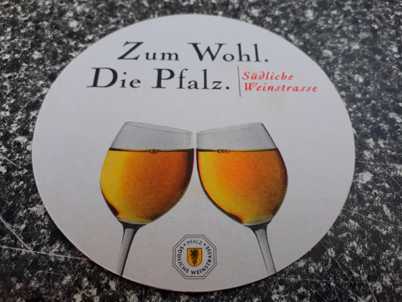 20180825_192914.jpg - Die ein und andere Weinschorle darf dabei natürlich nicht fehlen!Den restlichen Abend sitzen wir vor den Womos und klönen!