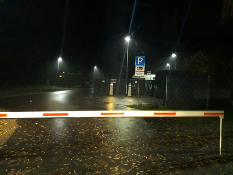 20181130_231720.jpg - Hä?!? Auf dem Stellplatz in Lorsch angekommen wundern wir uns über eine Schranke, die dort noch nie war!?!?Naja, aussteigen und Schranke öffnen um dann später wieder zu schließen?! Wird schon seinen Grund haben! *Kopfkratz*