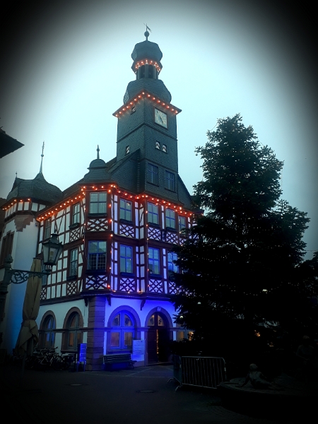 20181201_162559.jpg - Der Grund warum wir nach Lorsch gefahren sind, wir wollen auf den Weihnachtsmarkt.Es handelt sich um das "Blaue Weihnachtswunder". Viele Gebäude sind blau illuminiert, wie z.B. das alte Rathaus.