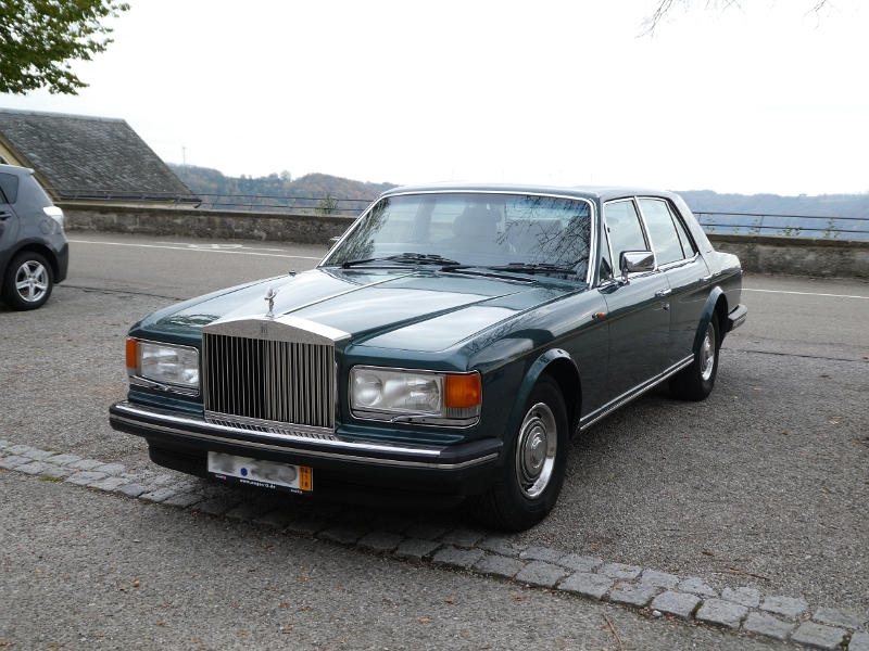 P1030669.JPG - Bereits auf dem Parkplatz steht ein sehenswerter Rolls Royce.