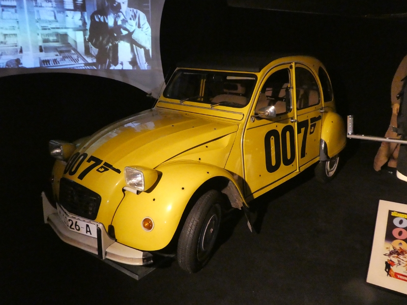 P1030702.JPG - Jetzt sind wir in der "Zeitkapsel" vom Museum und schauen uns "James Bond-Sachen" an.