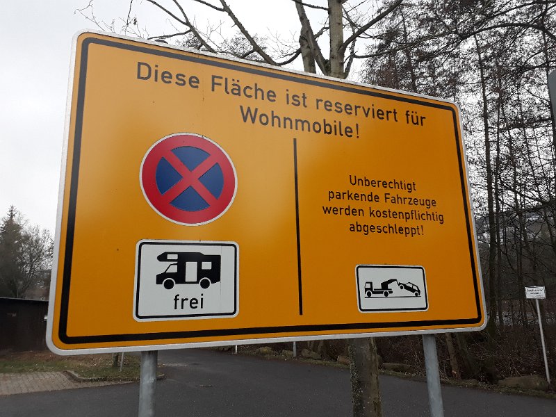 20190301_172445.jpg - Alles klar, hier stehen wir gut für das Wochenende.Wir brutzeln vor dem Womo frischen Fisch und genießen ansonsten einen ruhigen Abend im Dixi.