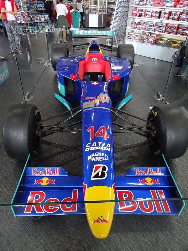 DSC00178.JPG - Im Museumsshop steht ein Sauber Petronas C17 von 1998. Fahrer waren damals Jean Alesi und Johnny Herbert.
