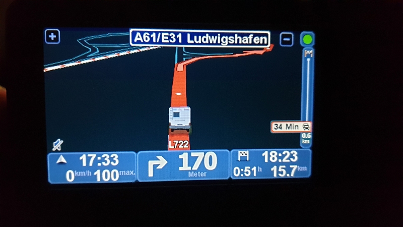 20191213_173312.jpg - Von uns daheim sind es etwa 35km bis nach Schifferstadt. Aufgrund der "Lichterkette" brauchen wir nun für die letzten 16km laut Navi knapp 'ne Stunde!?!?Tatsächlich waren wir fast zwei Stunden unterwegs um unser Ziel zu erreichen. :-)