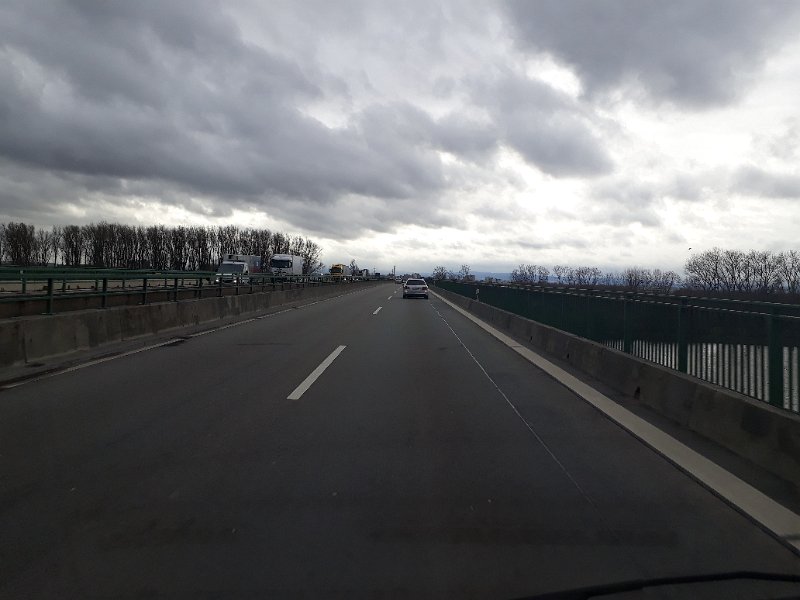 20190315_164014.jpg - Natürlich wollen wir dieses Wochenende mal wieder weg.Aufgrund kilometerlangen Staus auf der A6 fahren wir nicht wie ursprünglich geplant in Richtung Schwäbisch-Hall sondern in die andere Richtung. .-)So sind wir nun kurzerhand auf dem Weg nach Kirchheimbolanden.