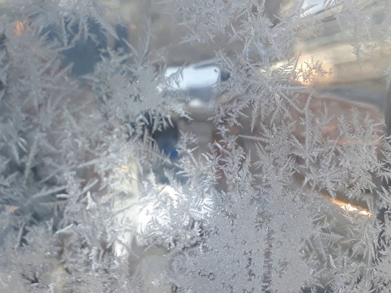 20190120_114809.jpg - Am nächsten morgen ist das Dixi in Eiskristalle gehüllt. Auf dem Thermometer stehen aktuell -5.3°C.