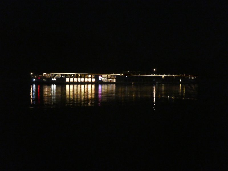 P1050254.JPG - Wir verbringen die Nacht an einem "geheimen Ort" direkt am Rhein. ;-)Hier kommt gerade ein "Flußkreuzer" vorbei.