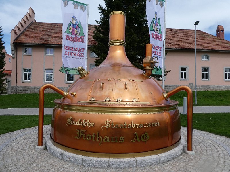 P1050504.JPG - Hier wollen wir die Rothaus Brauerei besichtigen.