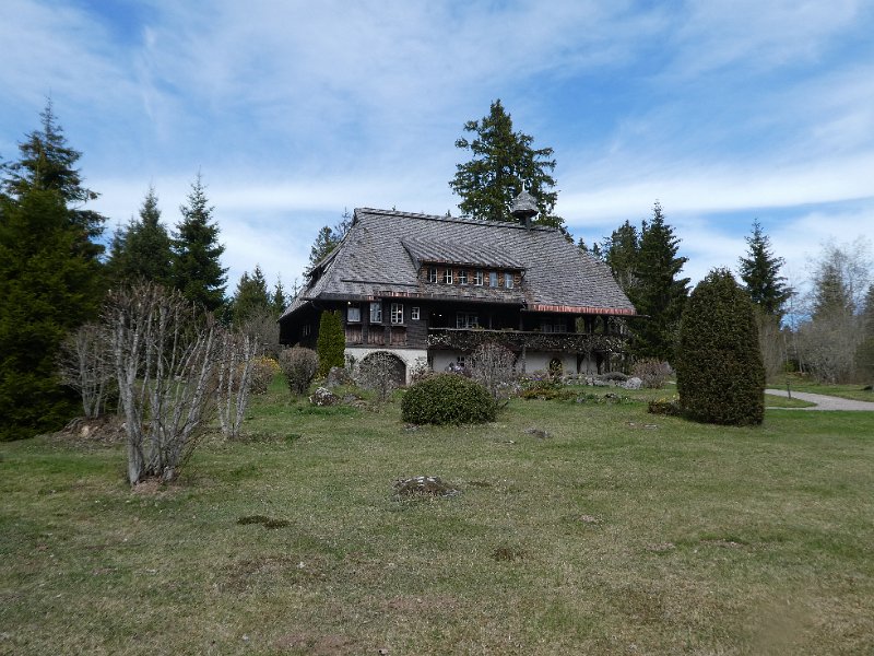 P1050571.JPG - Bekannt wurde das Hüsli anscheinend durch die Serie "Schwarzwaldklinik". In der Reihe dient das Hüsli als Wohnhaus von Prof. Brinkmann!