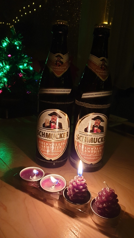 20191220_180303.jpg - So gegen 18 Uhr kommen wir dann auf dem Stellplatz an und machen es uns mit zwei "Odenwälder Bierchen" gemütlich.