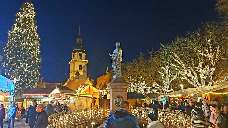 20191222_115627.jpg - Alles in allem ist das ein sehr schöner Weihnachtsmarkt, wenn auch sehr überlaufen.