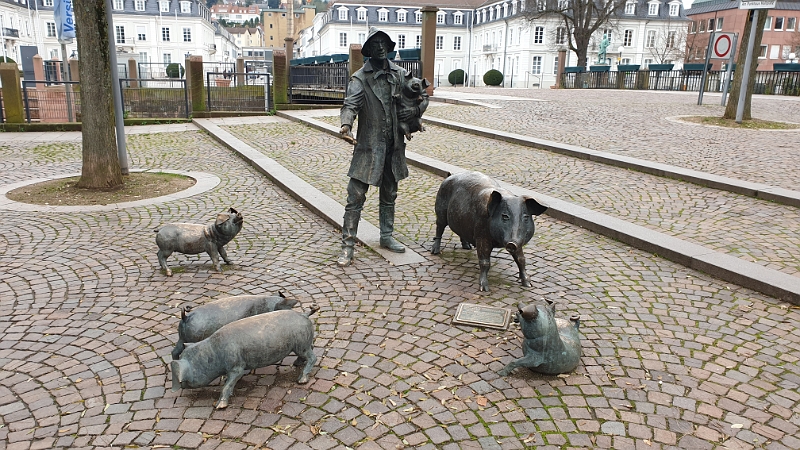 20191123_125508.jpg - Die "Schweinehirt mit Schweinen Statue".