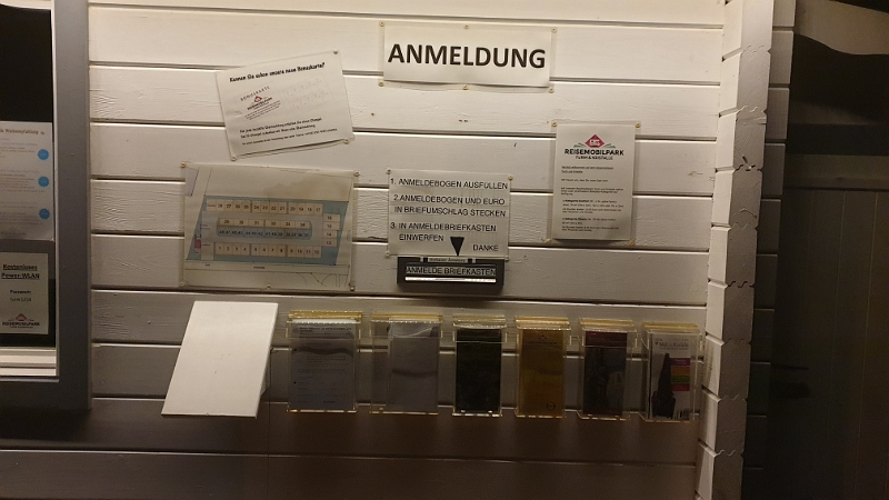 20191025_194151.jpg - Der Stellplatz jedenfalls gefällt uns sehr gut. Es gibt alles was man braucht, sogar kostenlos Wlan! Wir werfen unsere Stellplatzgebühr in den Briefkasten und machen... "PLOPP"?!? Ohhhhh, Wochenende!!! ENDLICH ANGEKOMMEN!