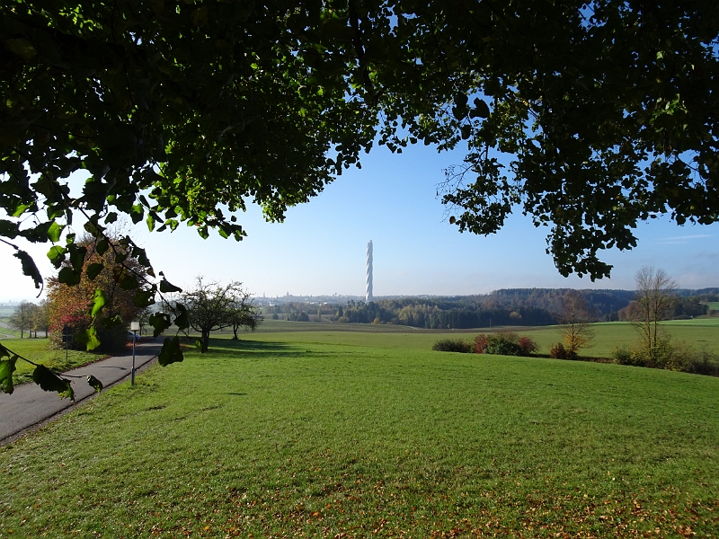 DSC03217.JPG - Leider fahren Sonntags keine Busse und so machen wir uns auf Schusters Rappen auf den Weg zum Turm.