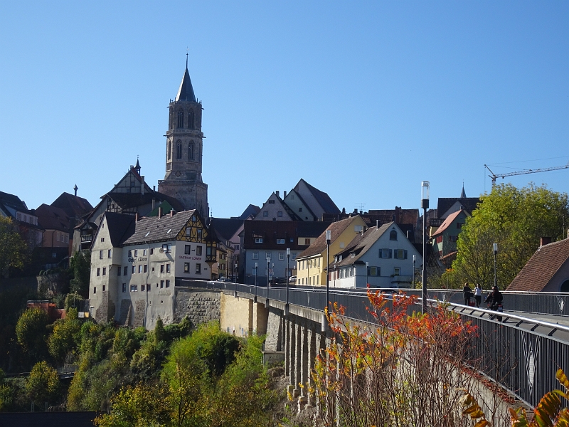 DSC03283.JPG - ...und kommen über das Viadukt...