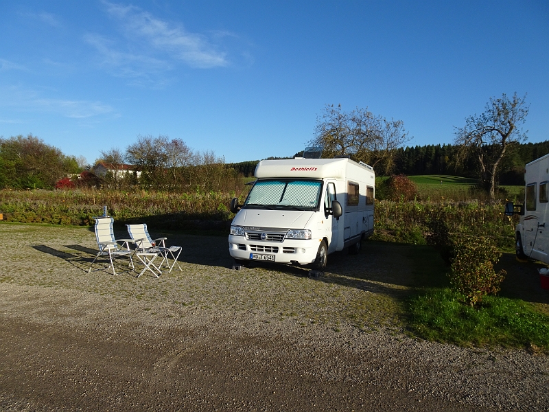 DSC03313.JPG - Nachdem wir nun etwas über 10km gewandert sind haben wir am Bahnhof in Rottweil ein Taxi genommen, welches uns wieder zum Dixi gefahren hat!Hier sind wir dann noch relativ lange in KURZEN KLAMOTTEN in der Sonne gesessen...