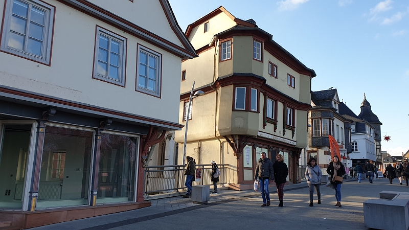 20191130_143734.jpg - Auf der alten Nahebrücke stehen die sog. Brückenhäuser.