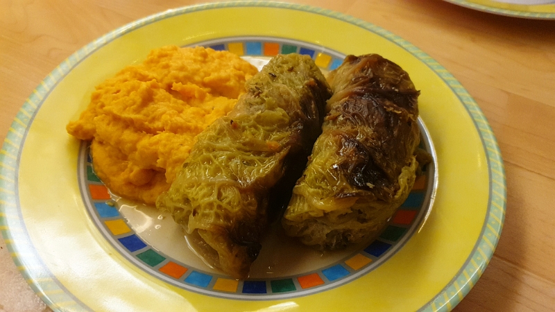 20191230_200114.jpg - Als wir in Gau-Algesheim ankommen ist es bereits dunkel (daher keine Bilder!).Kurz darauf gibts "Gewärmtes". Wirsingrouladen mit Kürbispüree. Sehr lecker!!! ;-)