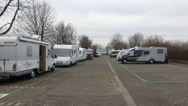 20191231_113850.jpg - Etwa 15 Wohnmobile sind momentan auf dem Platz.Schön ist der Stellplatz nicht gerade aber es gibt alles was das "Camperherz" begehrt.