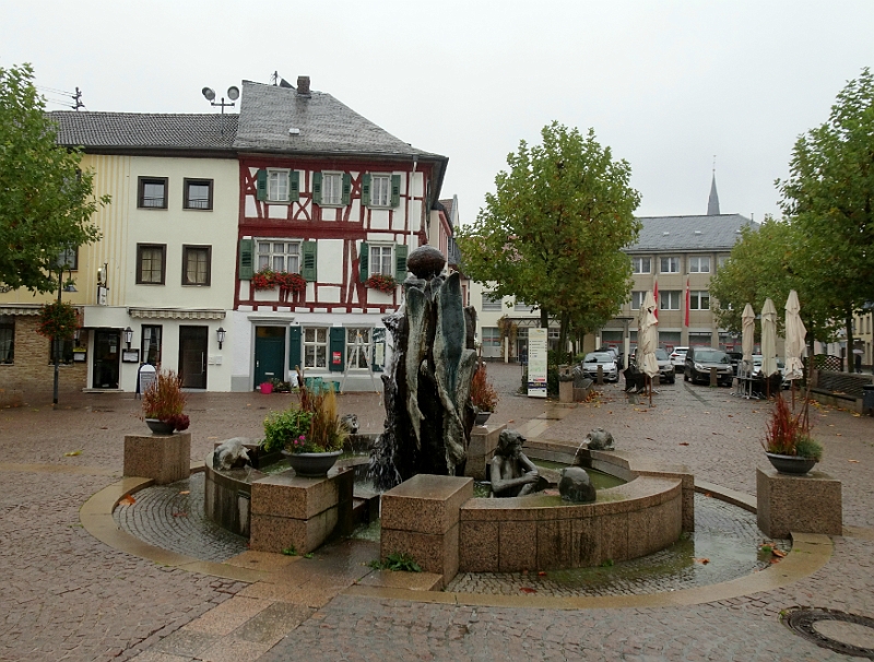 20191102_160322.jpg - Der Marktbrunnen.