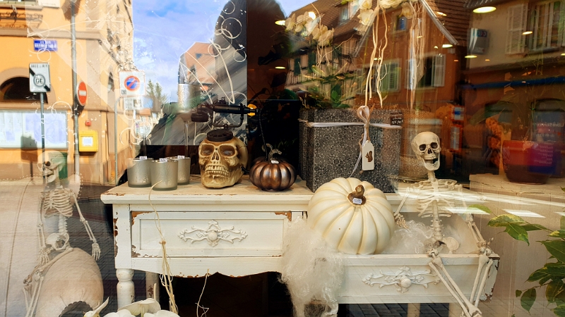 20201003_135729.jpg - Die Deko in den Geschäften deutet auf das bevorstehende Halloween.