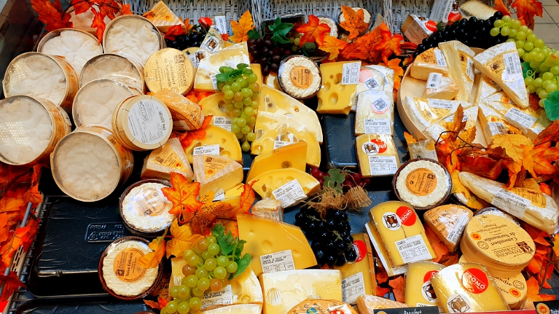 20201003_142630.jpg - ...und viel Käse! ;-)Wir haben uns allerdings gestern im Carrefour aber schon eingedeckt.