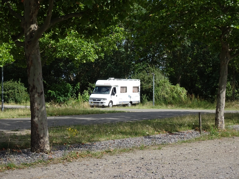 DSC06136.JPG - Wir sind auf dem Stellplatz am LaOla-Freizeitbad angekommen. Normalerweise kostet der Platz €10 pro Nacht incl. Strom und muss an der Schwimmbadkasse bezahlt werden.