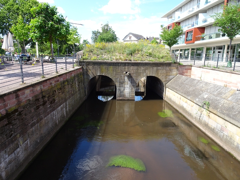 DSC06172.JPG - Ein Großteil der ehemaligen Festung ist nicht mehr vorhanden weil... Moment, ich zitiere mal den Flyer:Die ab 1688 für den Sonnenkönig Ludwig XIV. durch Vauban errichtete Festung Landau war der Lückenschluss in der Verteidigung Frankreichs an der sog. Porte d'Allemagne, der Einfallpforte nach Frankreich. Die Festung wurde ab 1872 geschleift (also zerstört bzw. rückgebaut!). Entlang der noch vorhandenen Reste lädt der Festungsweg zum Erkunden und Spazierengehen ein. Er verbindet mit einer Gesamtlänge von ca. 7,6km die einzelnen noch erhaltenen Bauwerke des Festungsrings... usw.