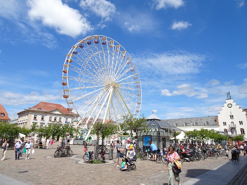 DSC06179.JPG - ...und kommen zum Rathausplatz (ehem. Paradeplatz).Zur Unterstützung der coronageplagten Schausteller hat die Stadt ein Riesenrad sowie einen Süßwaren- und einen Dampfnudelstand aufbauen lassen.