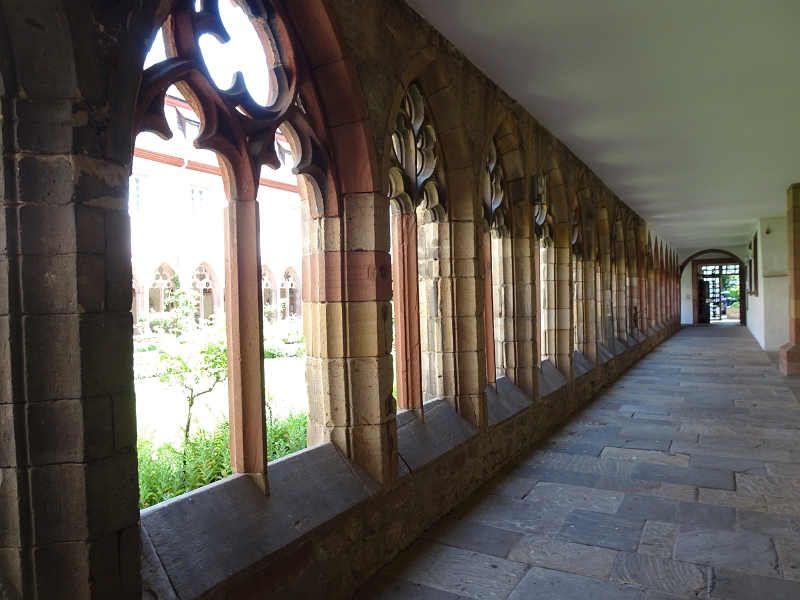 DSC06195.JPG - Nun schauen wir uns das ehem. Augustinerkloster bzw. Zeughaus an.