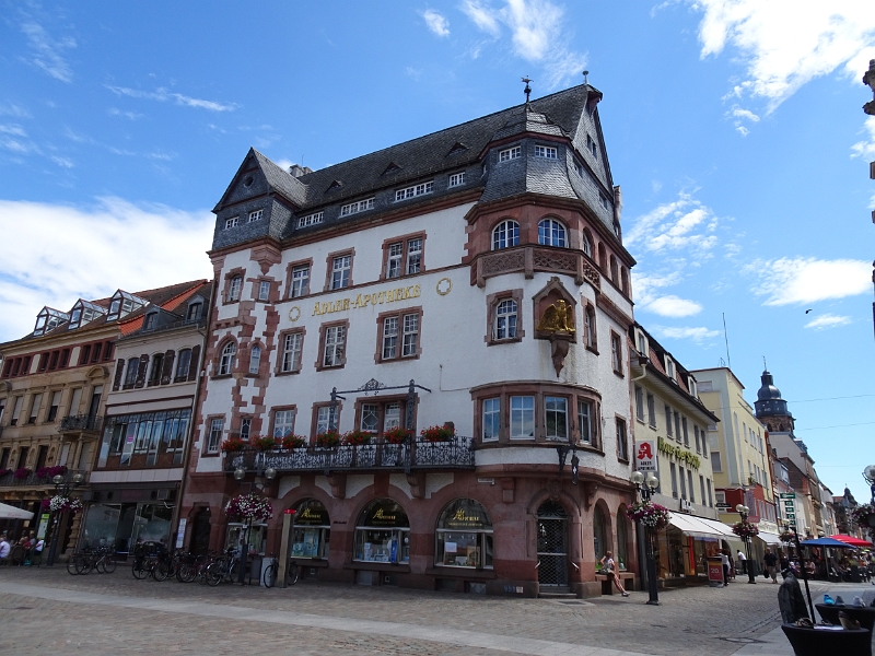 DSC06316.JPG - Nach dem Zoobesuch sind wir wieder im Städle. Hier erneut am Rathausplatz vor der Adler-Apotheke.