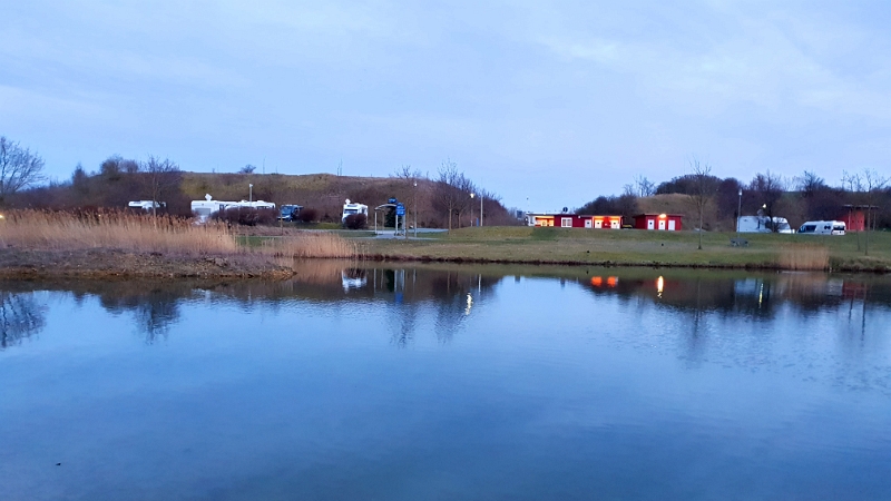 20200308_182149.jpg - Hierbei laufen wir erneut um den kleinen See vom Stellplatz und fühlen uns etwas wie in Schweden.