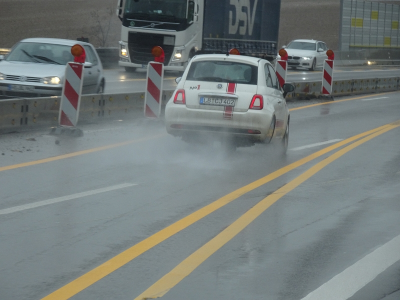 DSC03453.JPG - Nach etwas über einer Stunde später verlassen wir die hoffentlich letzte Baustelle bei Heilbronn.Hier überholt uns ein Ellenator!