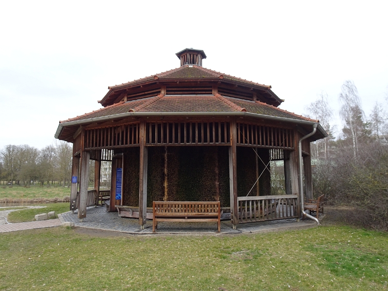 DSC03507.JPG - Auf der "Kneipp-Insel" schauen wir uns das Gradierwerk an.