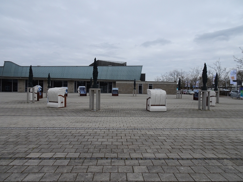 DSC03571.JPG - Wieder zurück an der Therme entdecken wir einen "Stuhlkreis". ;-)