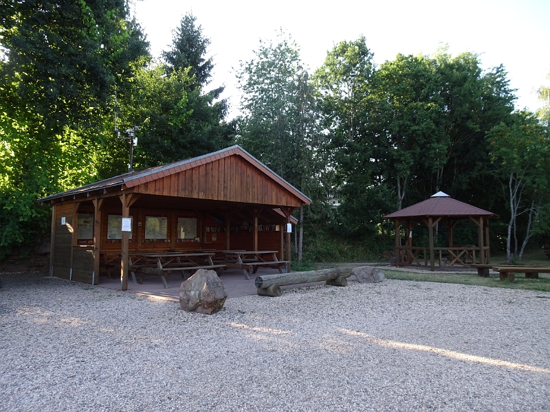 DSC06712.JPG - Man kann sich an einem nahegelegen Restaurant anmelden. Täglich kommt allerdings auch ein "Kassierer" vorbei. Ebenso kann man das Geld in einen Umschlag in der "Info-Hütte" einwerfen.Der Stellplatz kostet €8,00 pro Nacht. Strom gibts am Automaten für €1,00/2kWh. Eine V/E-Anlage gibt es ebenfalls. Entsorgen ist kostenlos. Mülltonnen sind auch vorhanden.