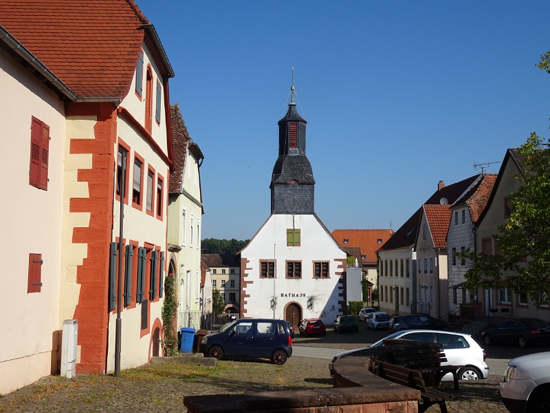 DSC06730.JPG - In der Altstadt angekommen sehen wir zunächst das Rathaus...